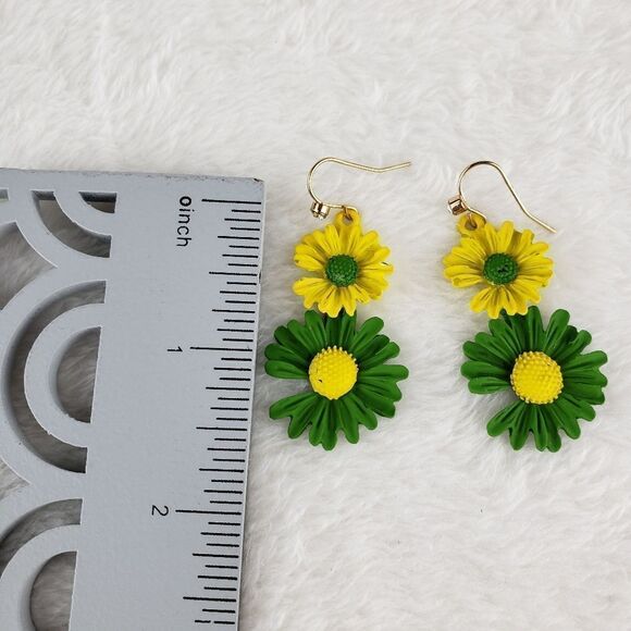 Daisy Drop Tiered Earrings - Picture 4 of 4